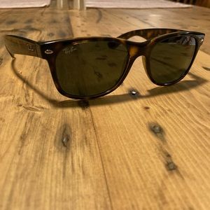 Ray Ban New Wayfarer 2132 Tortoise